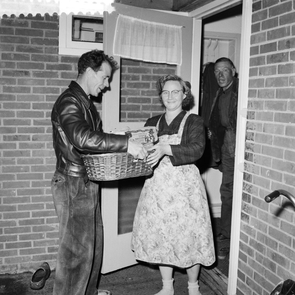 Winnaar van de KNVB-pool, bakkersknecht Gerrit Zwiggelaar in Klazienaveen Hij b, Bestanddeelnr 910-8098