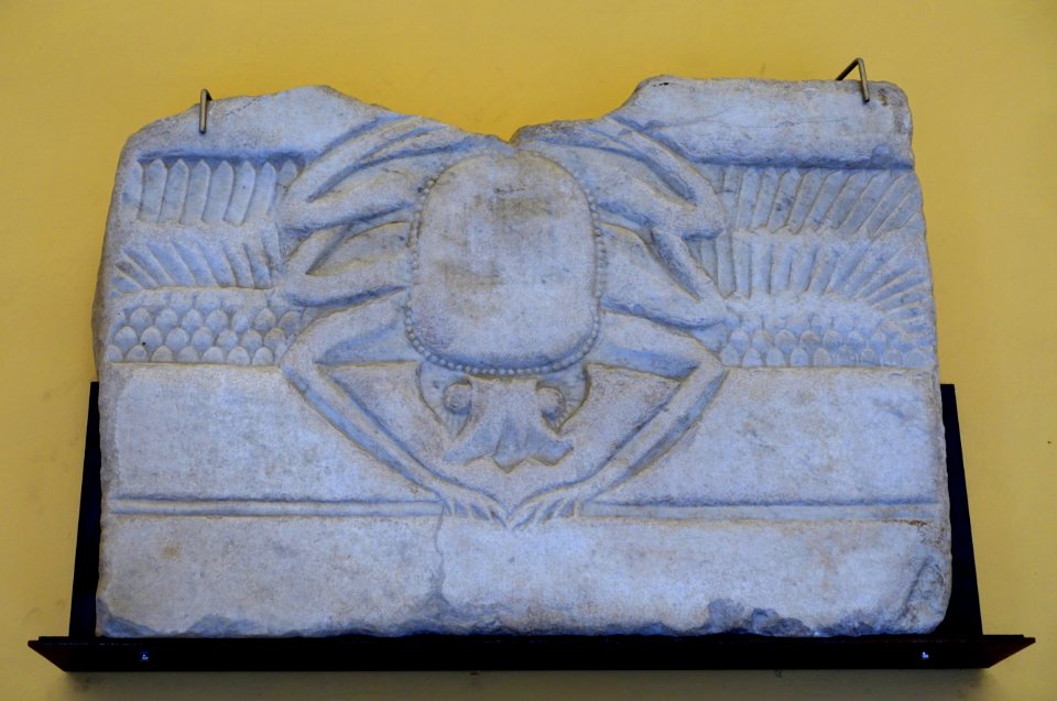 Winged scarab, architectural fragment, MC inv. 22, Roman, 75-100 AD, marble - Musei Capitolini - Rome, Italy - DSC06204