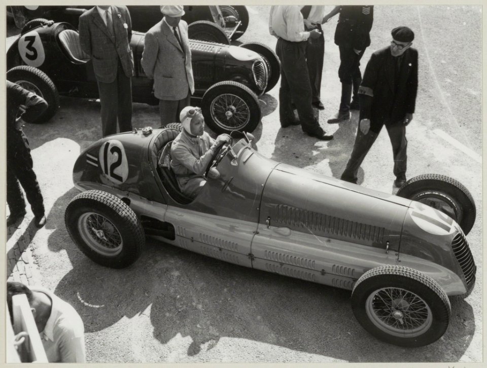Winnaar van de eerste Grand Prix van Zandvoort Prins Bira van Siam(Thailand). NL-HlmNHA 54014385 1