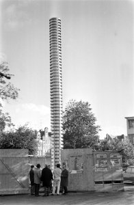 Winkler Prins Monument van Andre Volten wordt geplaatst op Frederiksplein, Amste, Bestanddeelnr 923-8960