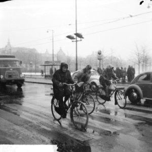 Winter, mensen met paraplu in de sneeuw, Bestanddeelnr 915-9972