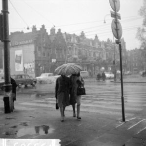 Winter, mensen met paraplu in de sneeuw, Bestanddeelnr 915-9969