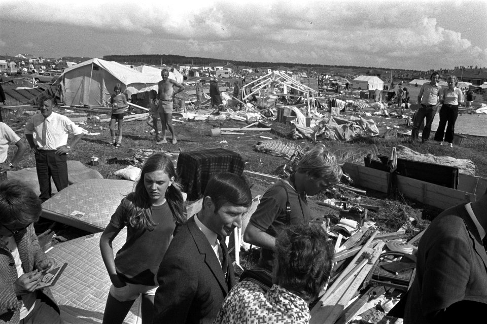 Windhoos op camping Duinoord op Ameland, drie doden en honderden gewonden, Minis, Bestanddeelnr 925-8007