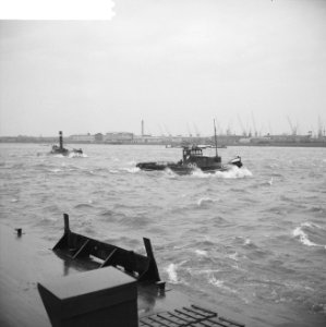 Windkracht tien in Rotterdamse Haven Boten tornen tegen de storm op, Bestanddeelnr 913-4029