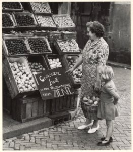 Winkel in groente, aardappelen en fruit van de heer K. van Zijp op de hoek van de Bakenessergracht en de Kokstraat. N.B. opmerking april 2015 van de familie Van Zijp dat dit niet de uitstal, NL-HlmNHA 54004444