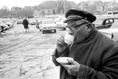 Winter. Ome Gerrit , bewakter Amstelveld, drinkt koffie, Bestanddeelnr 923-0917