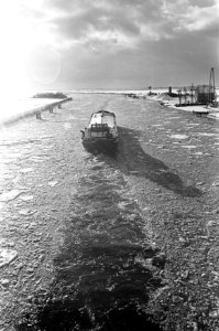 Winter, kanaal buiten Sneek nog open voor scheepvaart, Bestanddeelnr 920-9821