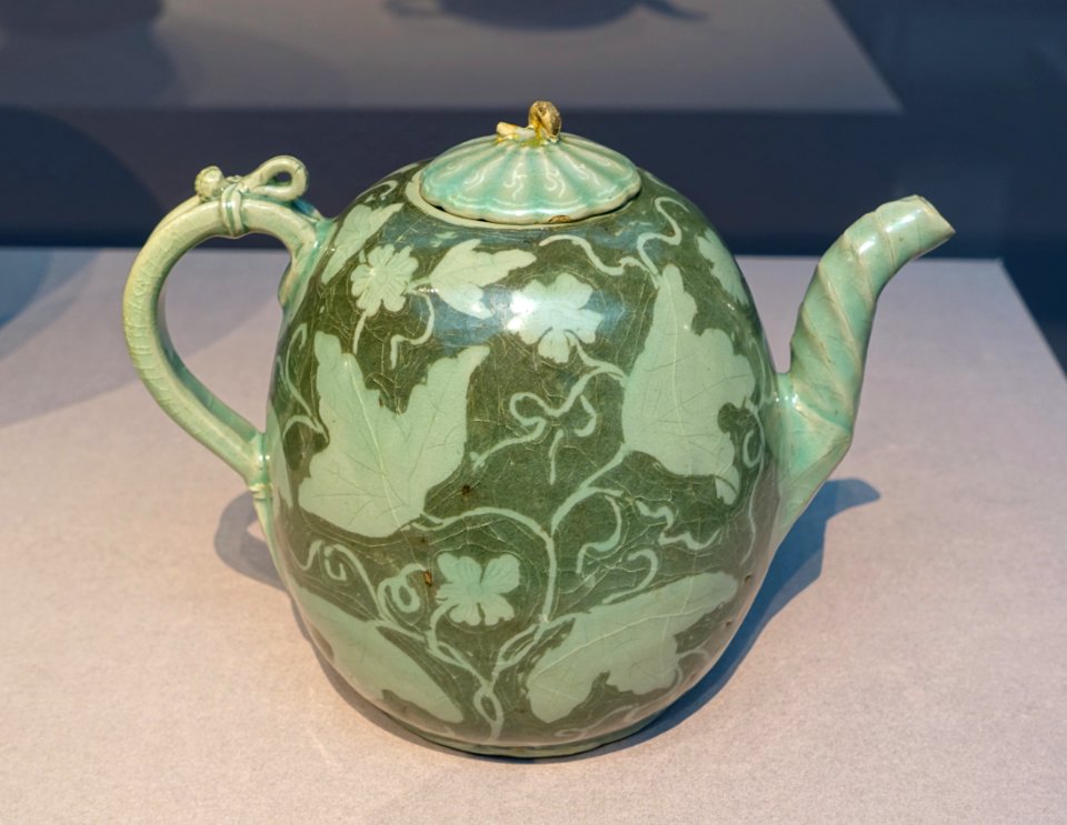 Wine ewer in the form of a melon, Korea, Goryeo period, 1100s-1200s AD, stoneware, black inlay under celadon glaze - Freer Gallery of Art - DSC04844