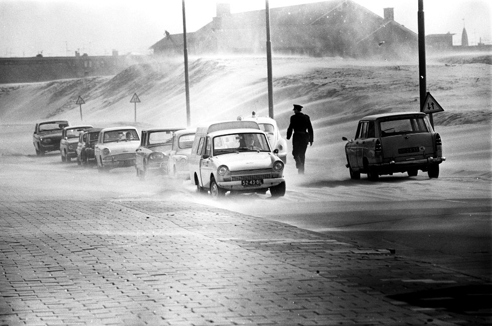 Windkracht 9 in Amsterdam. Autos blijven steken in zand aan de Jan van Galenl st, Bestanddeelnr 921-1742
