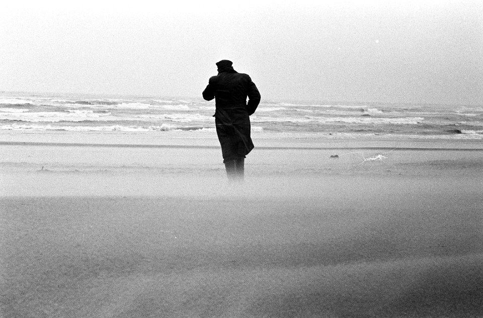 Windkracht 9. Op Zandvoortse strand verschenen de strandjutters, Bestanddeelnr 915-7531