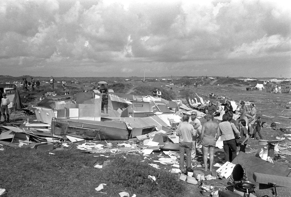 Windhoos op camping Duinoord op Ameland, drie doden en honderden gewonden, ravag, Bestanddeelnr 925-7997