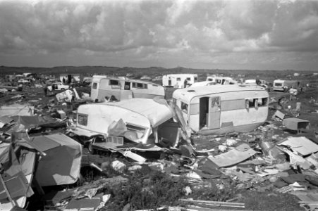 Windhoos op camping Duinoord op Ameland, drie doden en honderden gewonden, grote, Bestanddeelnr 925-7990
