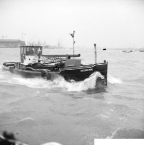 Windkracht tien in Rotterdamse Haven Boten tornen tegen de storm op, Bestanddeelnr 913-4032