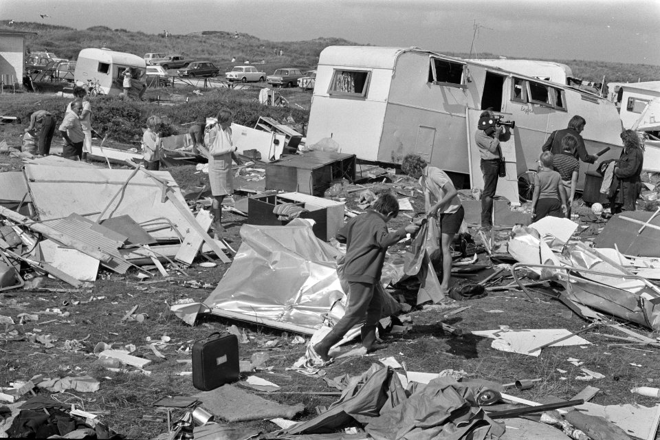 Windhoos op camping Duinoord op Ameland, drie doden en honderden gewonden, ravag, Bestanddeelnr 925-7996