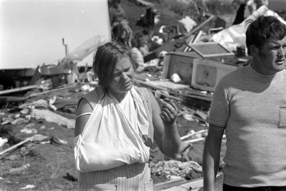 Windhoos op camping Duinoord op Ameland, drie doden en honderden gewonden, vrouw, Bestanddeelnr 925-7989