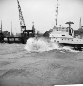 Windkracht tien in Rotterdamse Haven Boten tornen tegen de storm op, Bestanddeelnr 913-4031