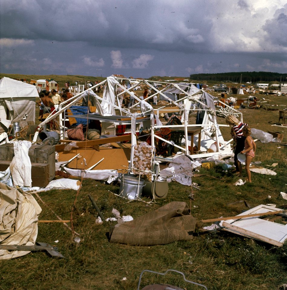 Windhoos op camping op Ameland ravage op camping Duinoord., Bestanddeelnr 254-9242