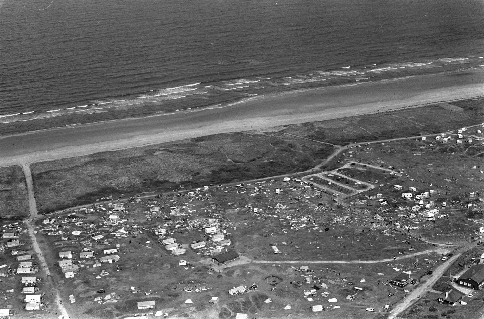 Windhoos op camping Duinoord op Ameland, drie doden en honderden gewonden, ravag, Bestanddeelnr 925-7999