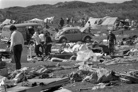 Windhoos op camping Duinoord op Ameland, drie doden en honderden gewonden, grote, Bestanddeelnr 925-7993