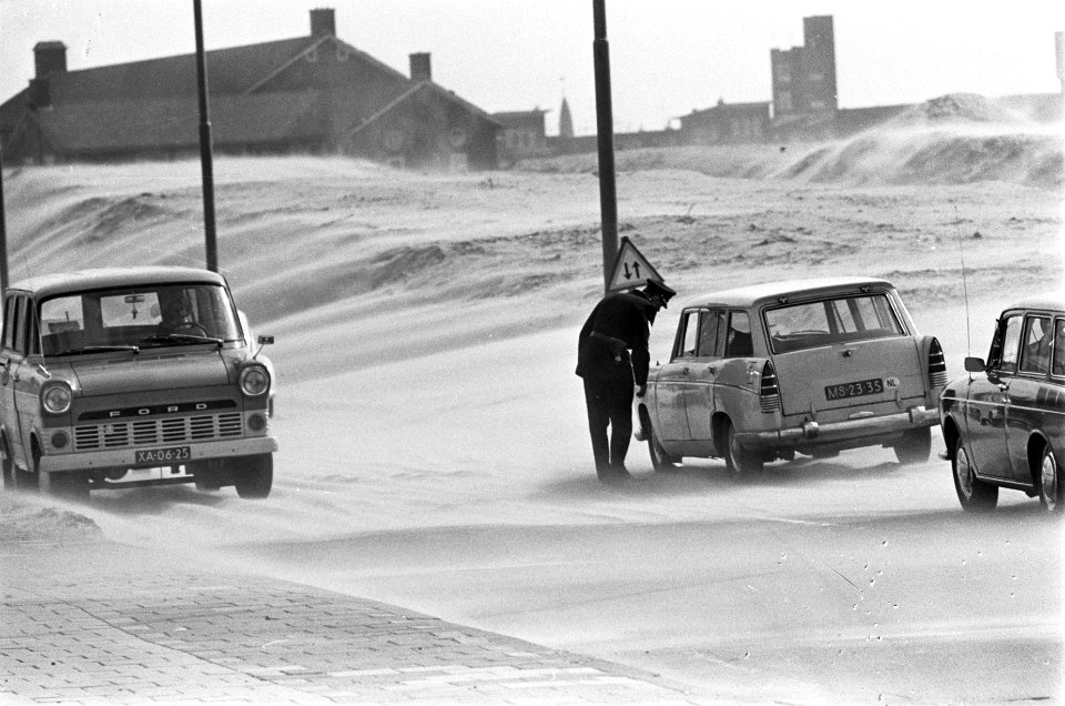 Windkracht 9 in Amsterdam. Voetgangers in de zandstorm, Bestanddeelnr 921-1745