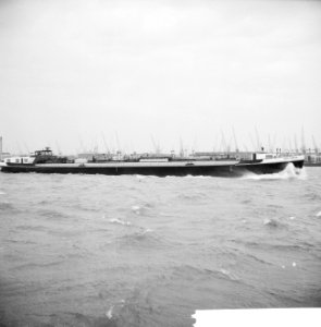 Windkracht tien in Rotterdamse Haven Boten tornen tegen de storm op, Bestanddeelnr 913-4030