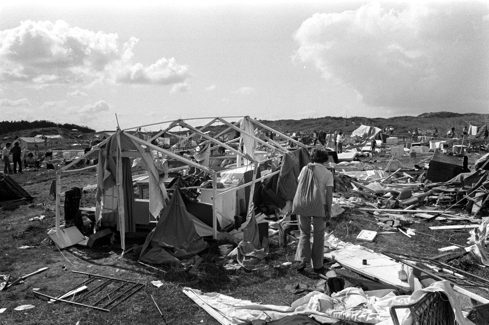 Windhoos op camping Duinoord op Ameland, drie doden en honderden gewonden, ravag, Bestanddeelnr 925-8003