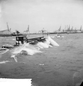 Windkracht tien in Rotterdamse Haven Boten tornen tegen de storm op, Bestanddeelnr 913-4033