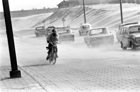 Windkracht 9 in Amsterdam. Voetgangers in de zandstorm, Bestanddeelnr 921-1746