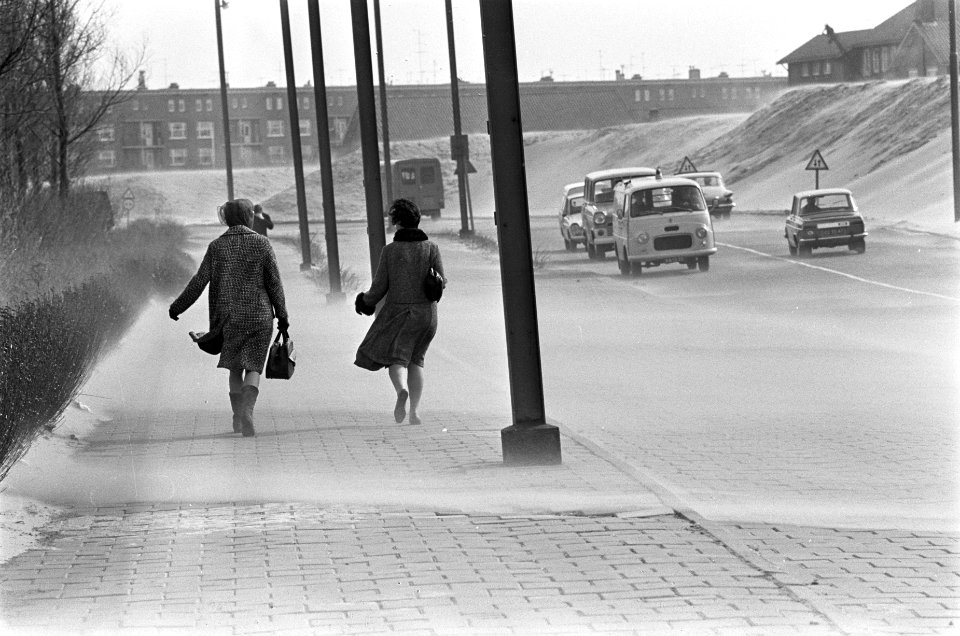 Windkracht 9 in Amsterdam. Voetgangers in de zandstorm, Bestanddeelnr 921-1744
