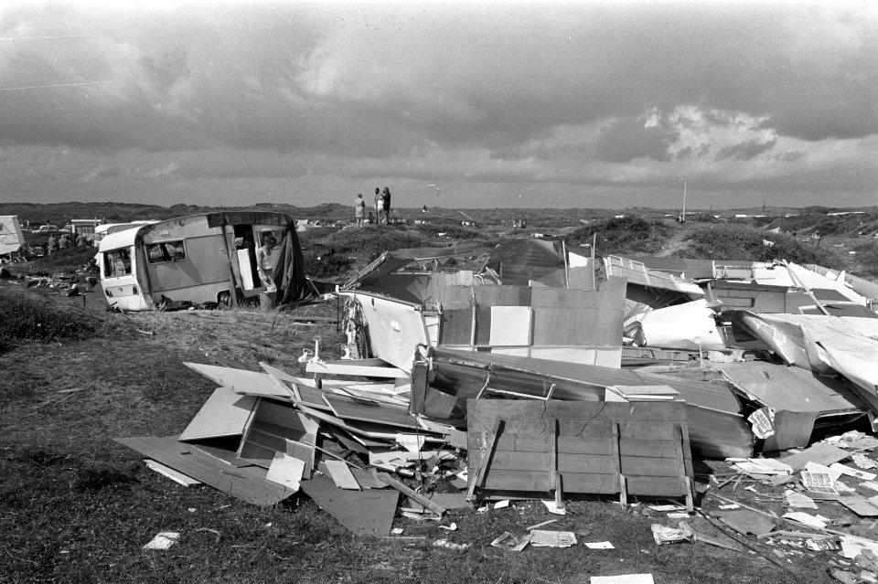 Windhoos op camping Duinoord op Ameland, drie doden en honderden gewonden, ravag, Bestanddeelnr 925-8006