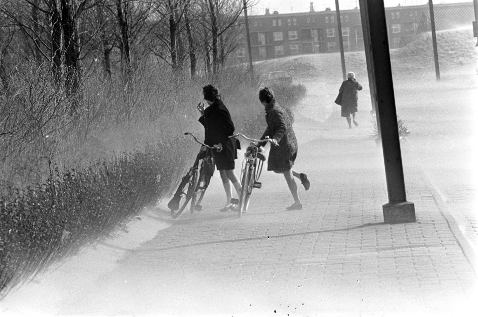 Windkracht 9 in Amsterdam. Twee wielrijders in zandstorm, Bestanddeelnr 921-1743