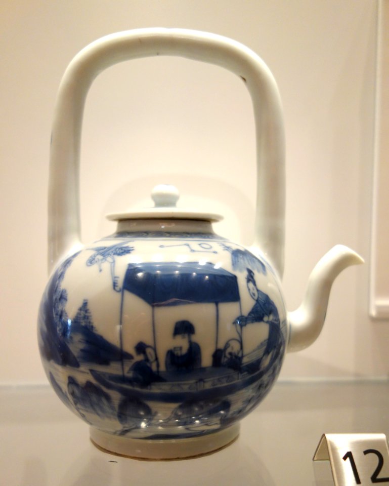 Wine pot with Su Shi and friend boating at Red Cliff, China, Qing dynasty, 18th-19th century, glazed porcelain - Royal Ontario Museum - DSC04290