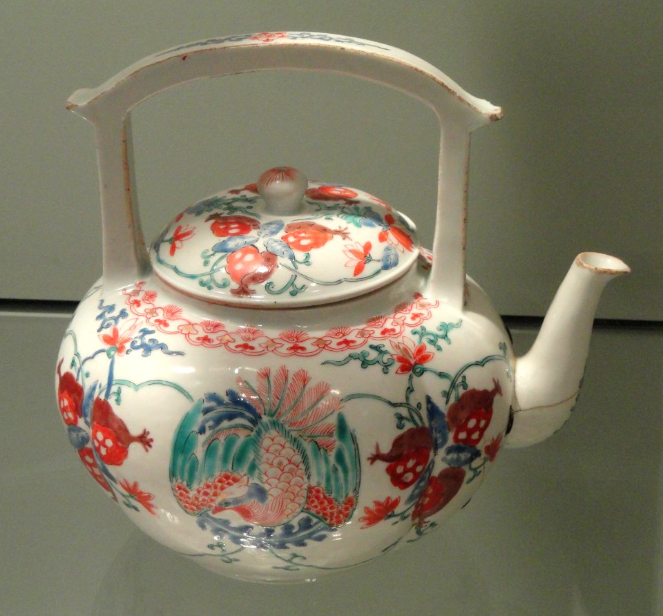 Wine Pot, c. 1670-1690, Arita, hard-paste porcelain with overglaze enamels - Gardiner Museum, Toronto - DSC00478