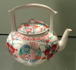 Wine Pot, c. 1670-1690, Arita, hard-paste porcelain with overglaze enamels - Gardiner Museum, Toronto - DSC00478