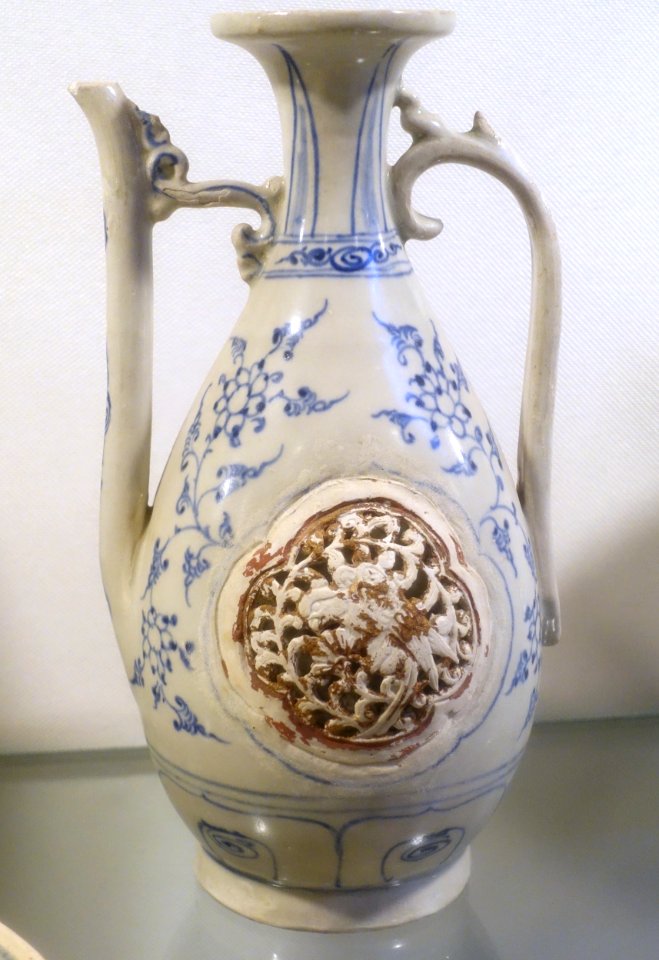 Wine pot, white glaze ceramic with cobalt blue patterns - Early Le dynasty, 15th century AD - Vietnam National Museum of Fine Arts - Hanoi, Vietnam - DSC05372