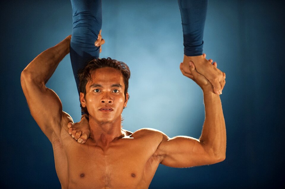 Handstand heavy load hands and feet photo