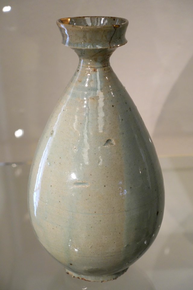 Wine bottle, Korea, Joseon, probably 15th century AD, porcelain with light green celadon glaze and repair in gold lacquer - Östasiatiska museet, Stockholm - DSC09432