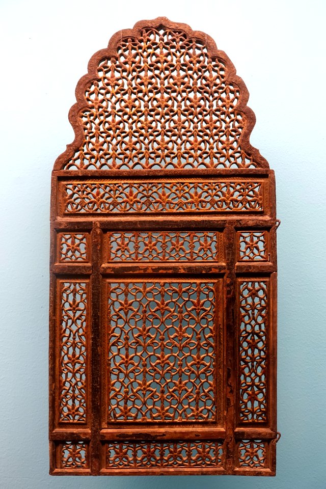 Window lattice, Pakistan, Lahore, 19th century AD, wood - Linden-Museum - Stuttgart, Germany - DSC03886