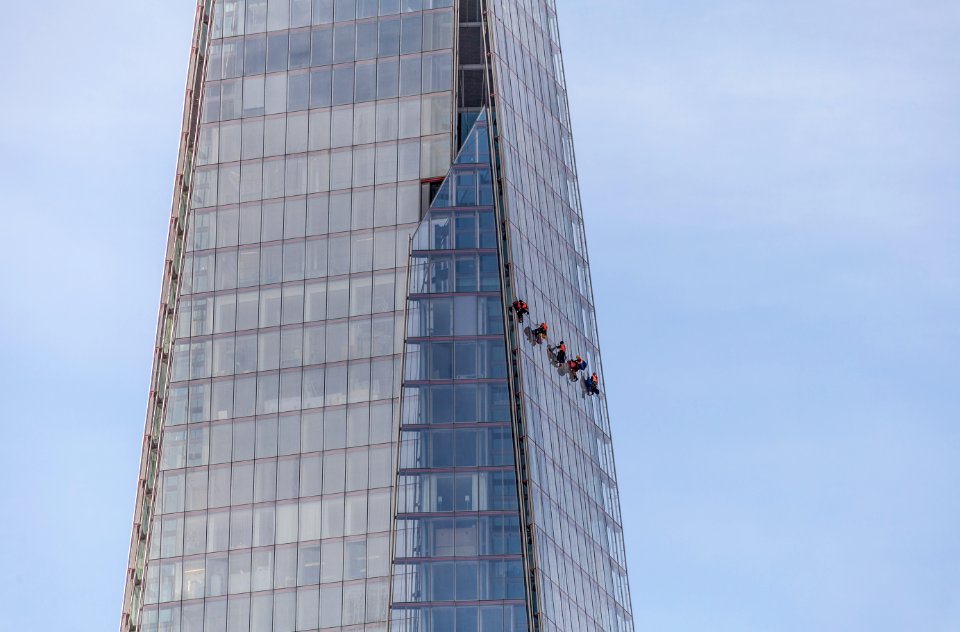 Window cleaners, Shard London Bridge, London, England, GB, IMG 5136 edit