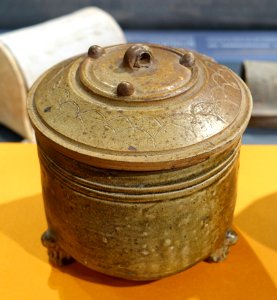 Wine warmer with a cover in yellowish-green glaze, Eastern Han dynasty, from Lei Cheng Uk Han Tomb, Sham Shui Po, Hong Kong - Hong Kong Museum of History - DSC00842