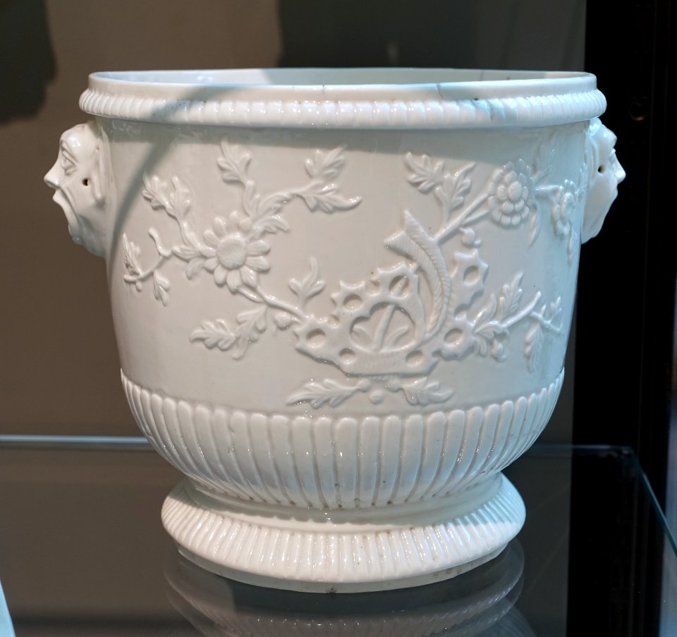 Wine bottle cooler, Saint-Cloud Porcelain Factory, c. 1725-1735, soft-paste porcelain - Wadsworth Atheneum - Hartford, CT - DSC05409