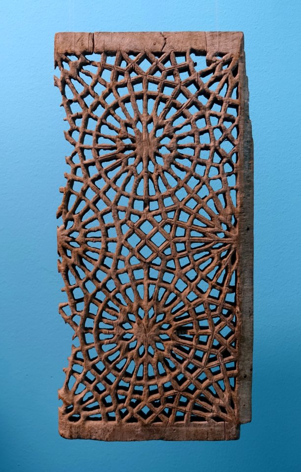 Window lattice, fragment, Pakistan, Lahore, 15th century AD, wood - Linden-Museum - Stuttgart, Germany - DSC03883