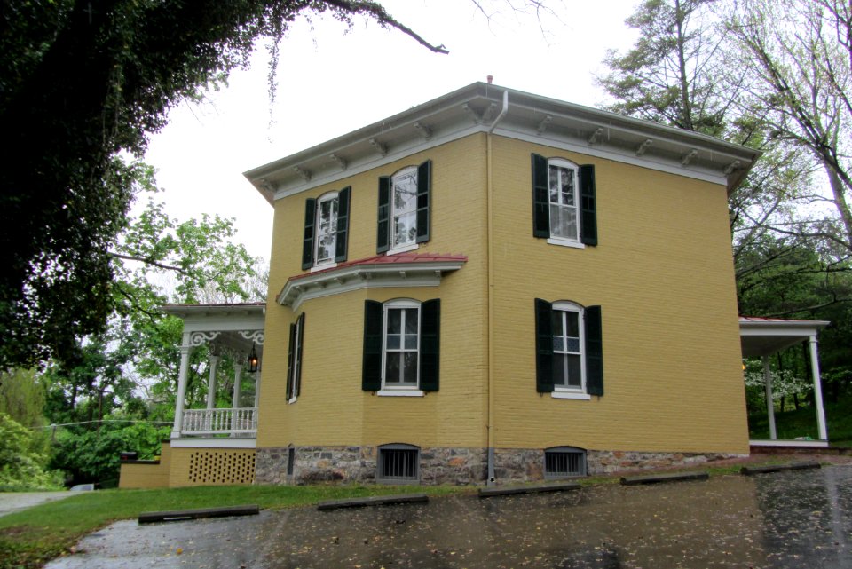 WinchesterVA-HexagonHouse-sideview