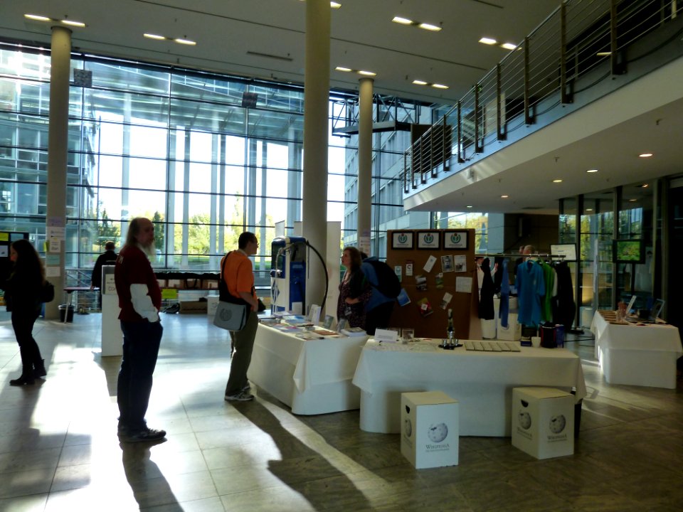 WikiCon 2014-Tisch WMDE-WMCH-WMAT in Foyer (2)