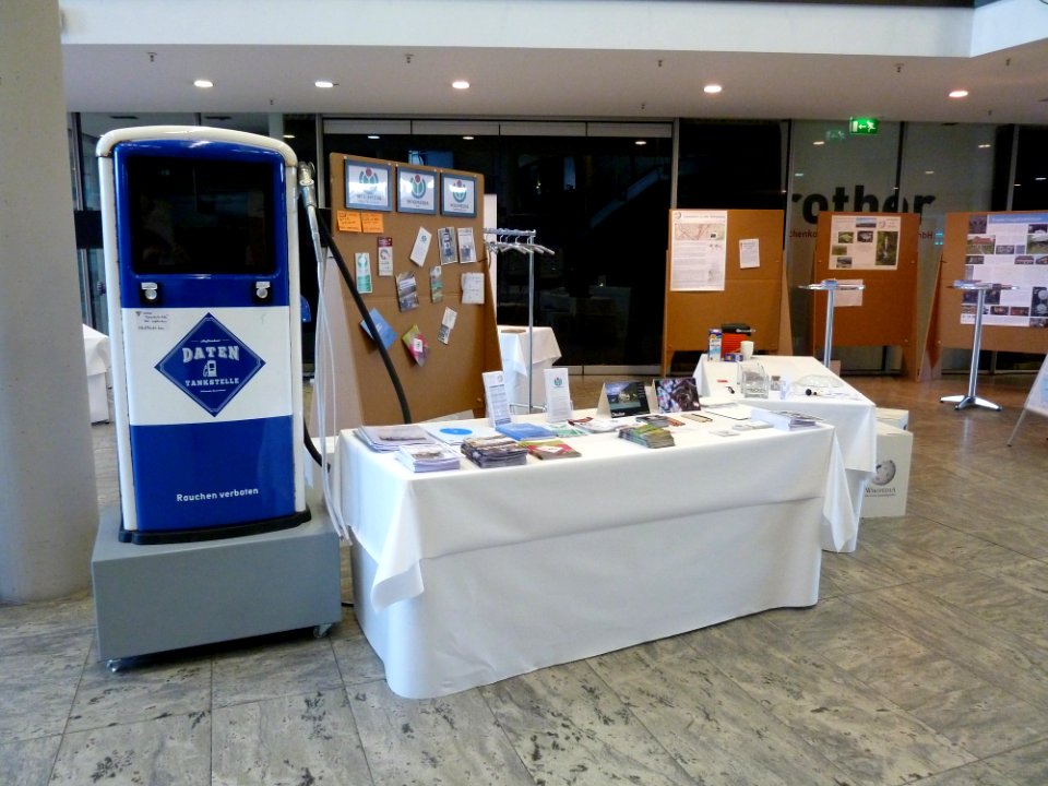 WikiCon 2014-Tisch WMDE-WMCH-WMAT in Foyer (1)