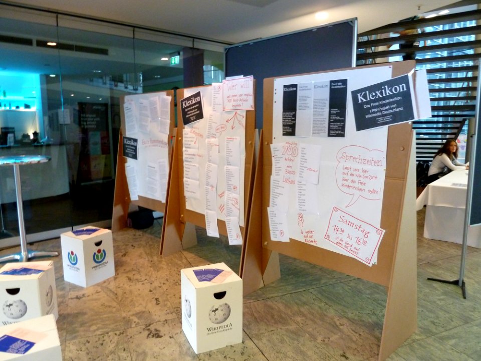 WikiCon 2014-Informationstafeln im Foyer (7)