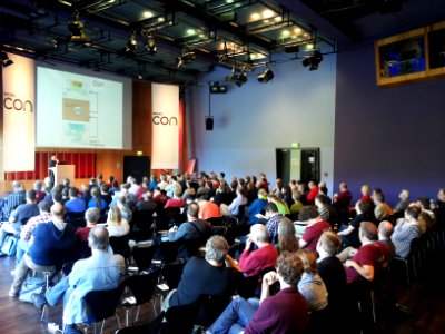 WikiCon 2014-Begrüß­ungs­ver­an­stal­tung für alle Teilnehmer im Festsaal (4)