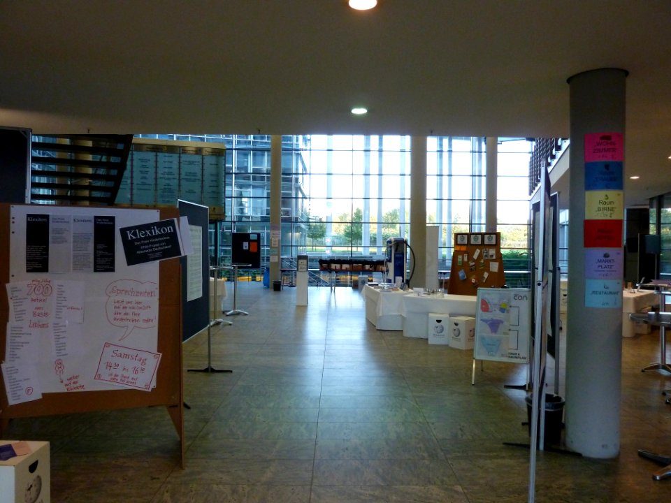 WikiCon 2014-Informationstafeln im Foyer (6)