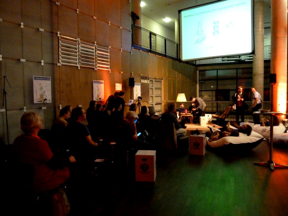 WikiCon 2014-Foyer vor dem Festsaal-Freitag-Wikipedianischer Salon - Konflikte sind Probleme, die zu kompliziert werden (1)