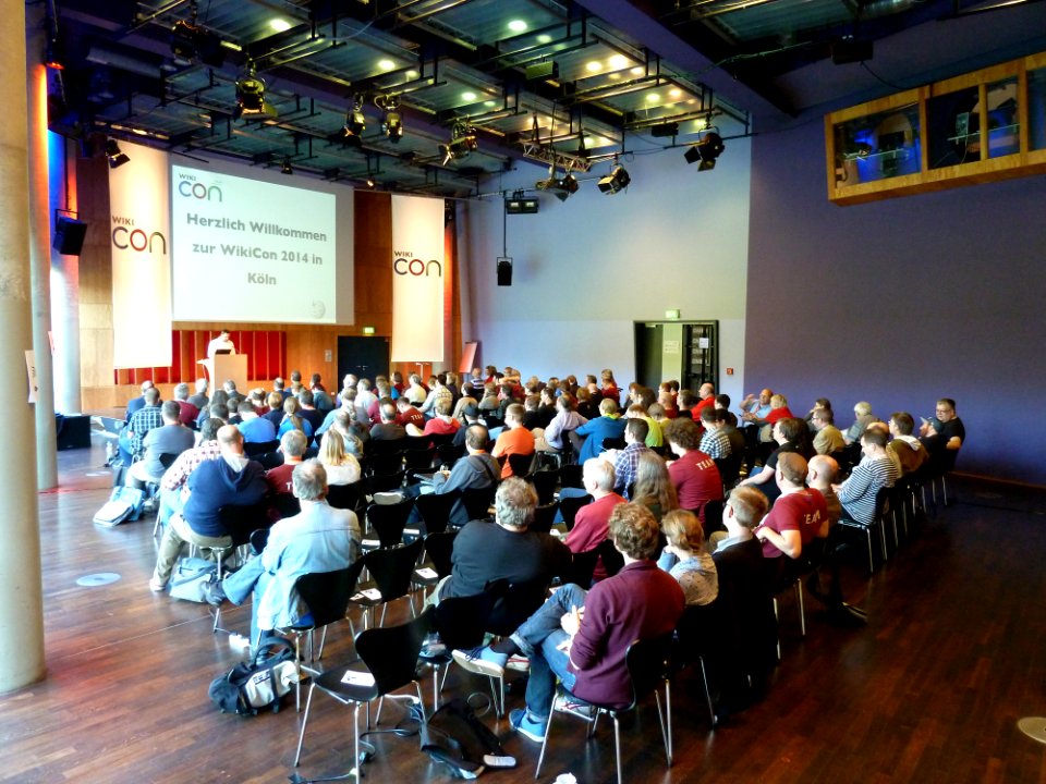 WikiCon 2014-Begrüß­ungs­ver­an­stal­tung für alle Teilnehmer im Festsaal (2)